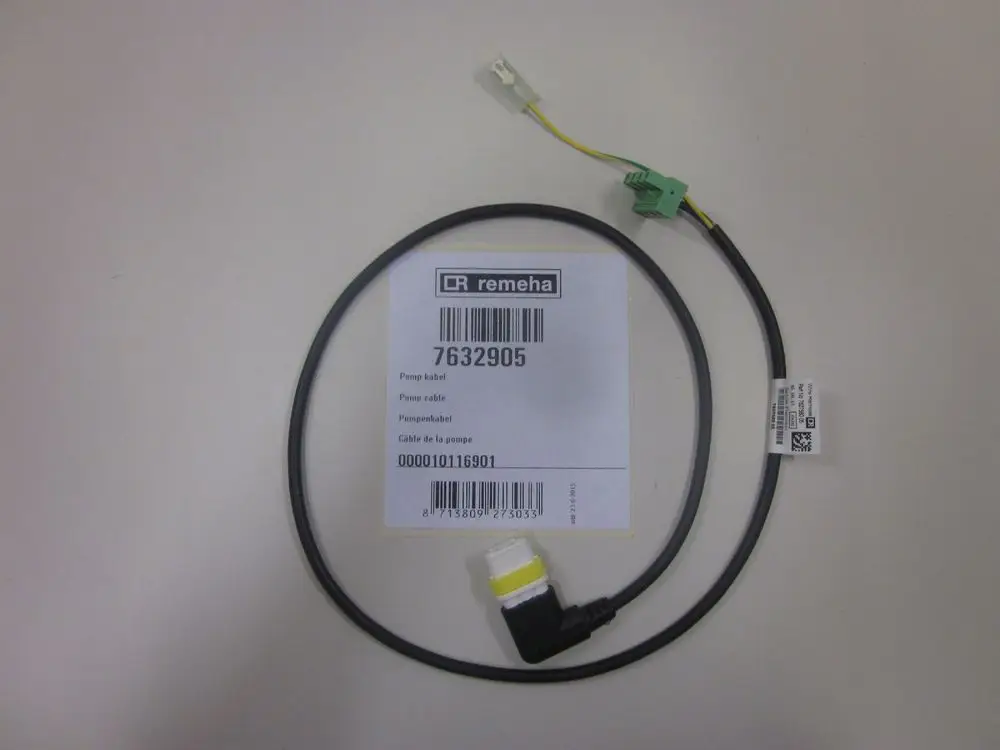 Kabel von Remeha mit steckerfertigem Anschluss für eine Pumpe. Auf dem Kabel befindet sich ein Etikett mit Artikelnummer und Herstellerinformationen.
